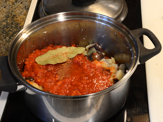 Adding sauce, bay leaf, cayenne pepper