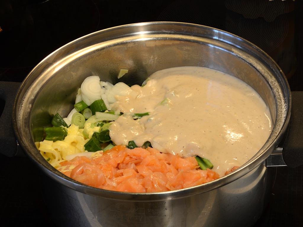 Salmon Pasta Tonnato: pasta, salmon, onions, and sauce in pan