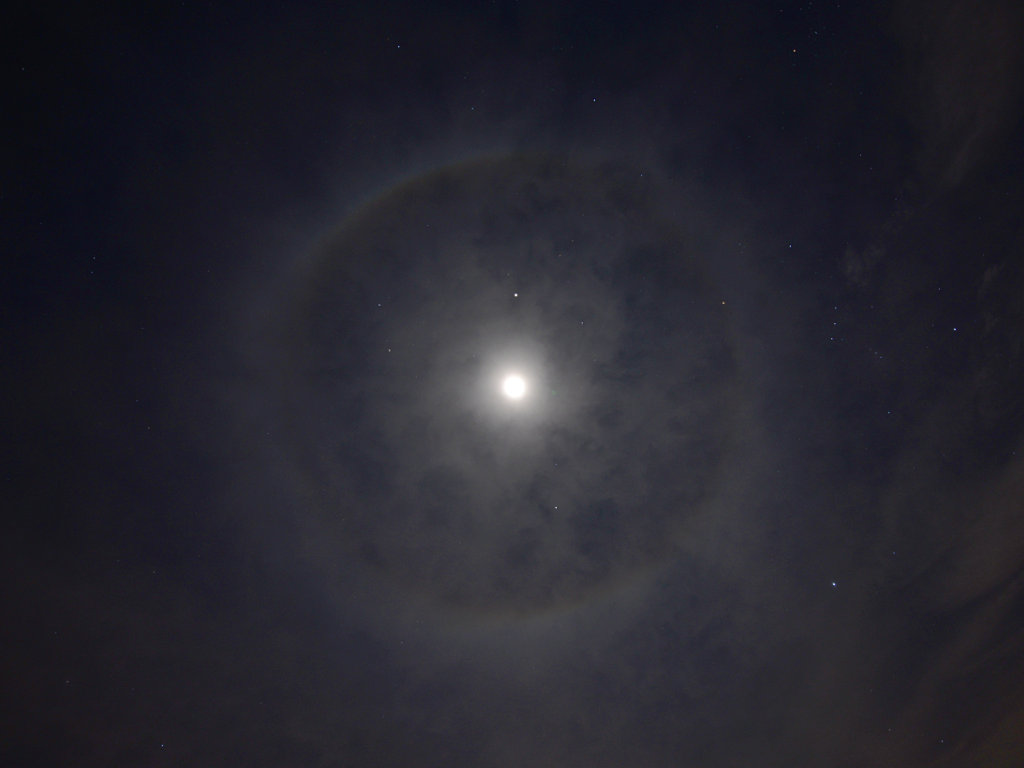 http://www.fourmilab.ch/fourmilog/archives/2014/02/11/lune_halo_2014-02-11.jpg