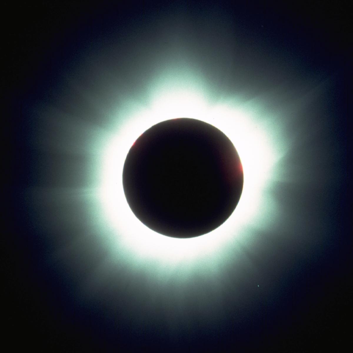 Large eclipse image: Slide 9